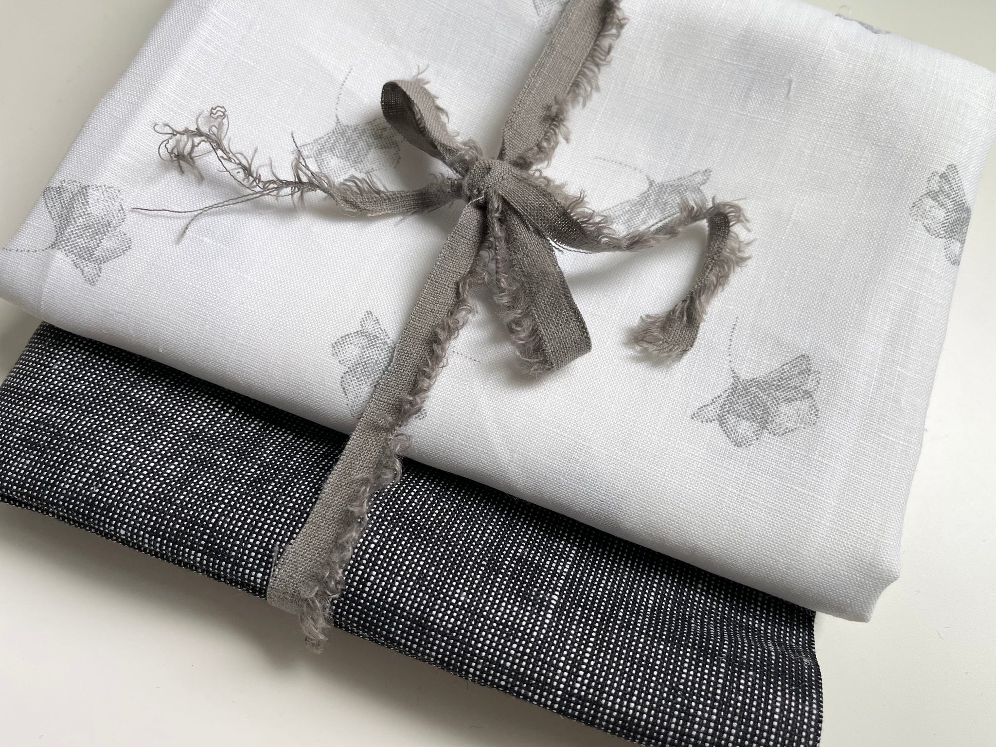 Linen Fabric Remnants - Scattered Poppy and Black Melange